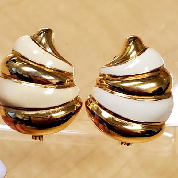 Vintage Signed MONET Gold and Cream Enamel Shell Clip Earrings - Picture 8 of 11